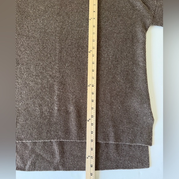 Vince Woman’s Relaxed Scoop Neck Sweater in Taupe Cashmere Wool Sz M - Picture 5 of 12